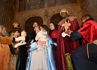 El deporte de las Tierras del Duero escribe su carta a los Reyes Magos Sus Majestades los Reyes Magos de Oriente trae presente al niño Jesús en la escenificación ante la portada de Santa María. / Eduardo Gorriz