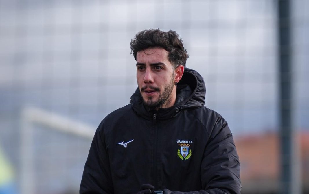 Dani Calvo durante uno de los entrenamientos como técnico de la Arandina. / somos AFIR