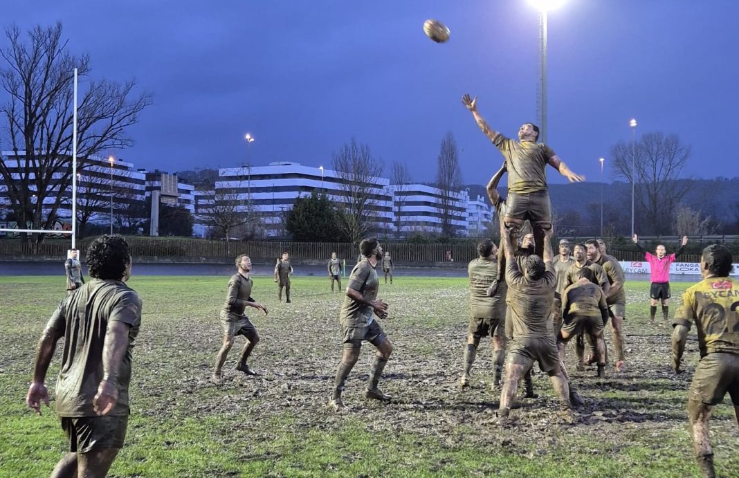 Una de las touches del encuentro sobre el embarrado campo de Fadura. / DUERO Deporte