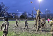 Rugby Aranda sucumbe ante el irrefrenable líder Una de las touches del encuentro sobre el embarrado campo de Fadura. / DUERO Deporte