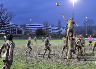 Rugby Aranda sucumbe ante el irrefrenable líder Una de las touches del encuentro sobre el embarrado campo de Fadura. / DUERO Deporte
