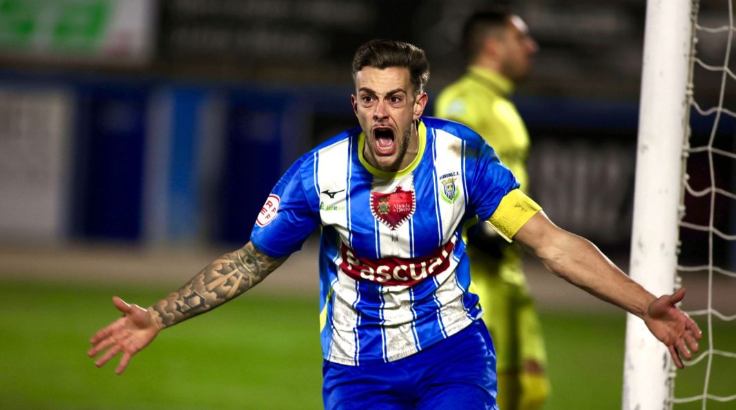 La euforia de Julio Rengel tras lograr el gol del triunfo blanquiazul a los 92 minutos de partido. / somos AFIR