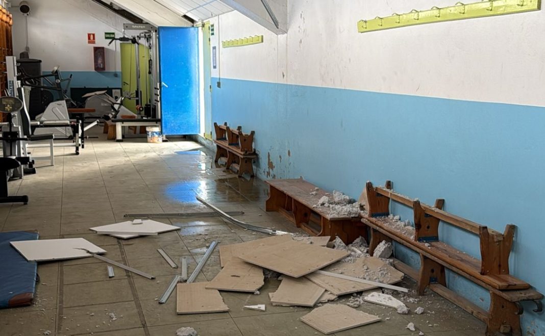 Así se encuentra el gimnasio de la Grada Este del Juan Carlos Higuero tras los desprendimientos. / DUERO Deporte