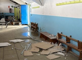 La lluvia destapa la precariedad existente en las instalaciones deportivas municipales Así se encuentra el gimnasio de la Grada Este del Juan Carlos Higuero tras los desprendimientos. / DUERO Deporte