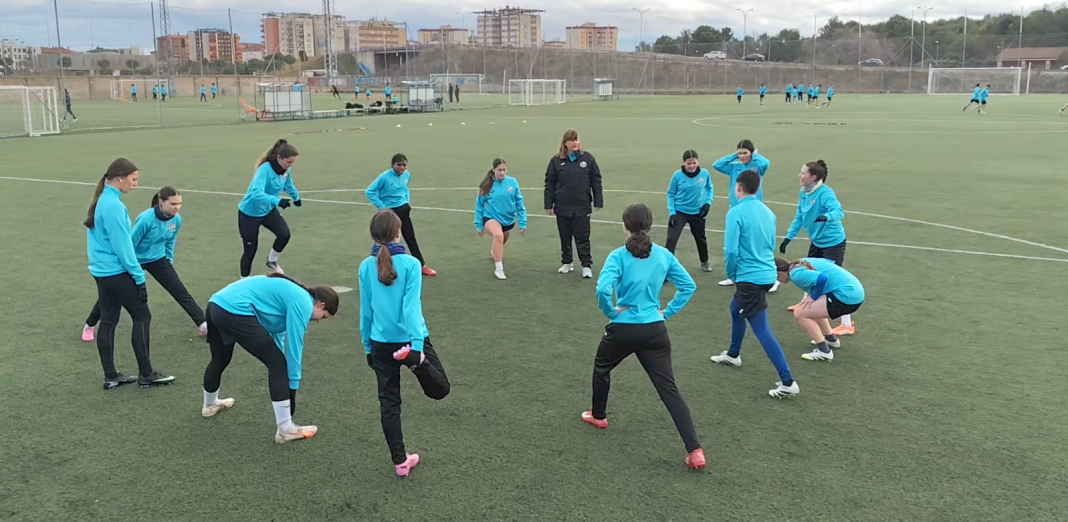 Parte de la plantilla de Aranda Riber durante uno de los entrenamientos invernales en los Anexos del Juan Carlos Higuero. / DUERO Deporte