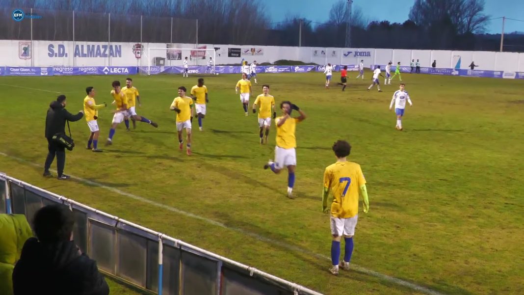 La alegría de los arandinistas tras el 3-0 obra de Barros en el minuto 83. / El Fútbol Modesto