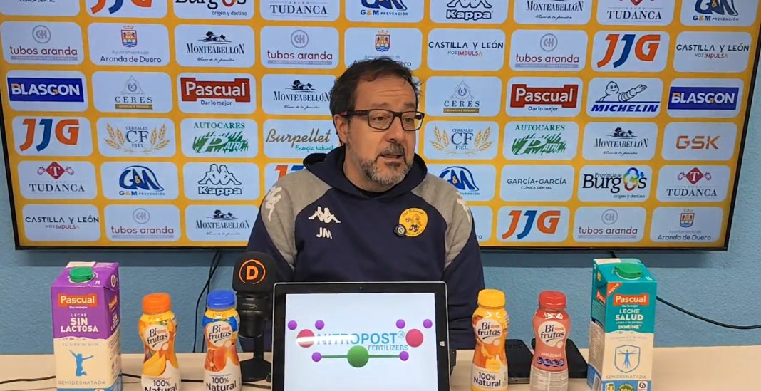 El entrenador del Villa de Aranda, Javi Márquez, en la sala de prensa del Santiago Manguán. / DUERO Deporte