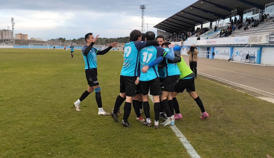 La alegría de los azulones tras el tanto que abría el marcador en el minuto 60 de partido, obra de Héctor. / DUERO Deporte
