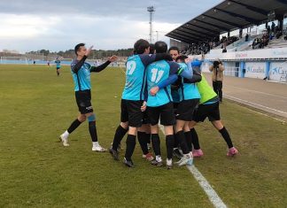Día Grande para el Riber (3-1) La alegría de los azulones tras el tanto que abría el marcador en el minuto 60 de partido, obra de Héctor. / DUERO Deporte