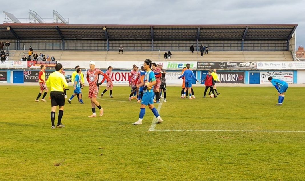 Los jugadores de ambos equipos tuvieron sus más y sus menos al término de un partido marcado por las decisiones arbitrales. / con una pequeña tanganaentre ambos equipos. / DUERO Deporte
