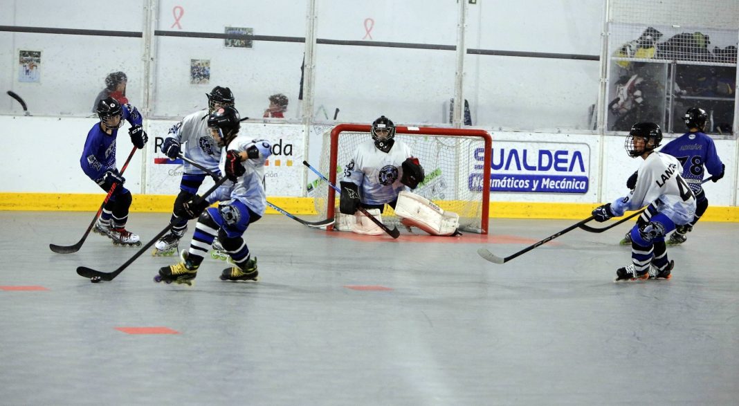Los dos equipos juveniles del Club Hockey Línea Aranda durante un encuentro en la pista de Prado Sport. / Alberto Collantes (CHLA)