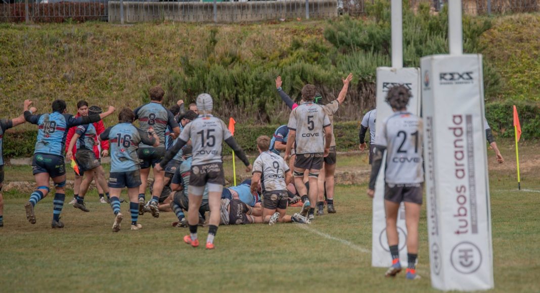Imagen del encuentro de la la 1ª Fase entre Rugby Aranda y Cormorán en el campo de la Virgen de las Viñas. / Arturo Sanz