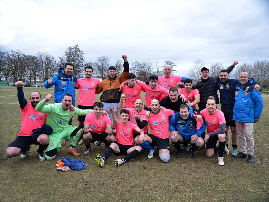La alegría de los integrantes de Sotillo de la Ribera tras certificar el primer puesto del Grupo 1 de Categoría A en la última jornada de la Fase 1 tras golear a Torregalindo en Fuentespina. / Sotillo CF