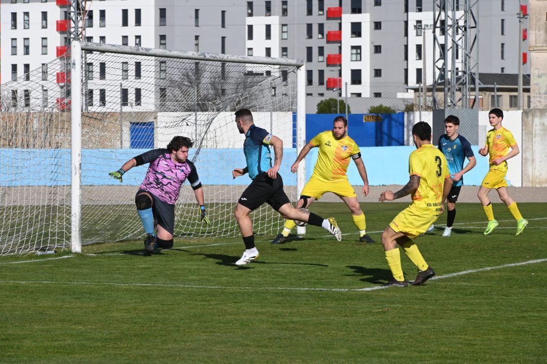 Una acción de juego del encuentro disputado el pasado sábado en el Juan Carlos Higuero entre el Riber y el San Cristóbal. / DUERO Deporte