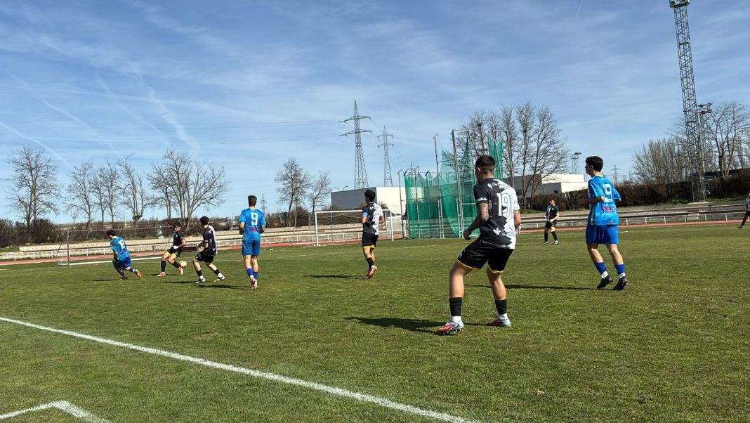 Imagen del juego del encuentro de los blanquiazules en los Anexos del Estadio Helmático de Salamanca ante el filial de Unionistas. / DUERO Deporte