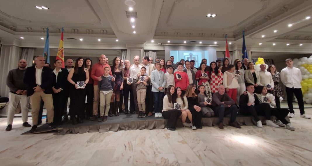 Foto de familia de la I edición de los nuevos Premios Puente Duero celebrada en los salones de Área Tudanda el pasado mes de febrero. / DUERO Deporte