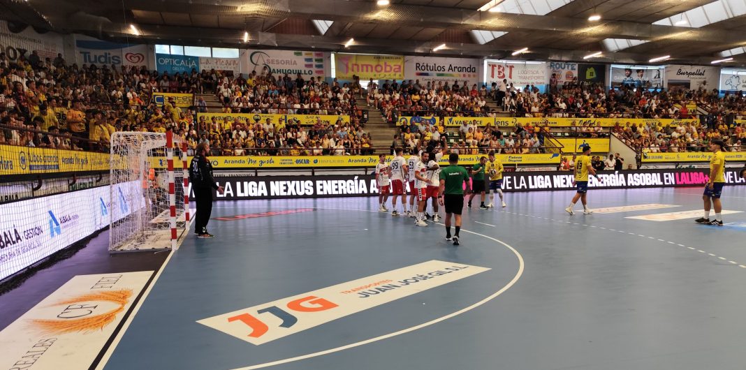 El duelo de la 1ª vuelta en el Santiago Manguán. / DUERO Deporte