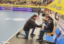 Villa de Aranda viaja a Barcelona con la mente puesta en recuperar sensaciones El cuerpo técnico de Tubos Aranda Villa de Aranda al término de la primera parte ante Huesca. / DUERO Deporte