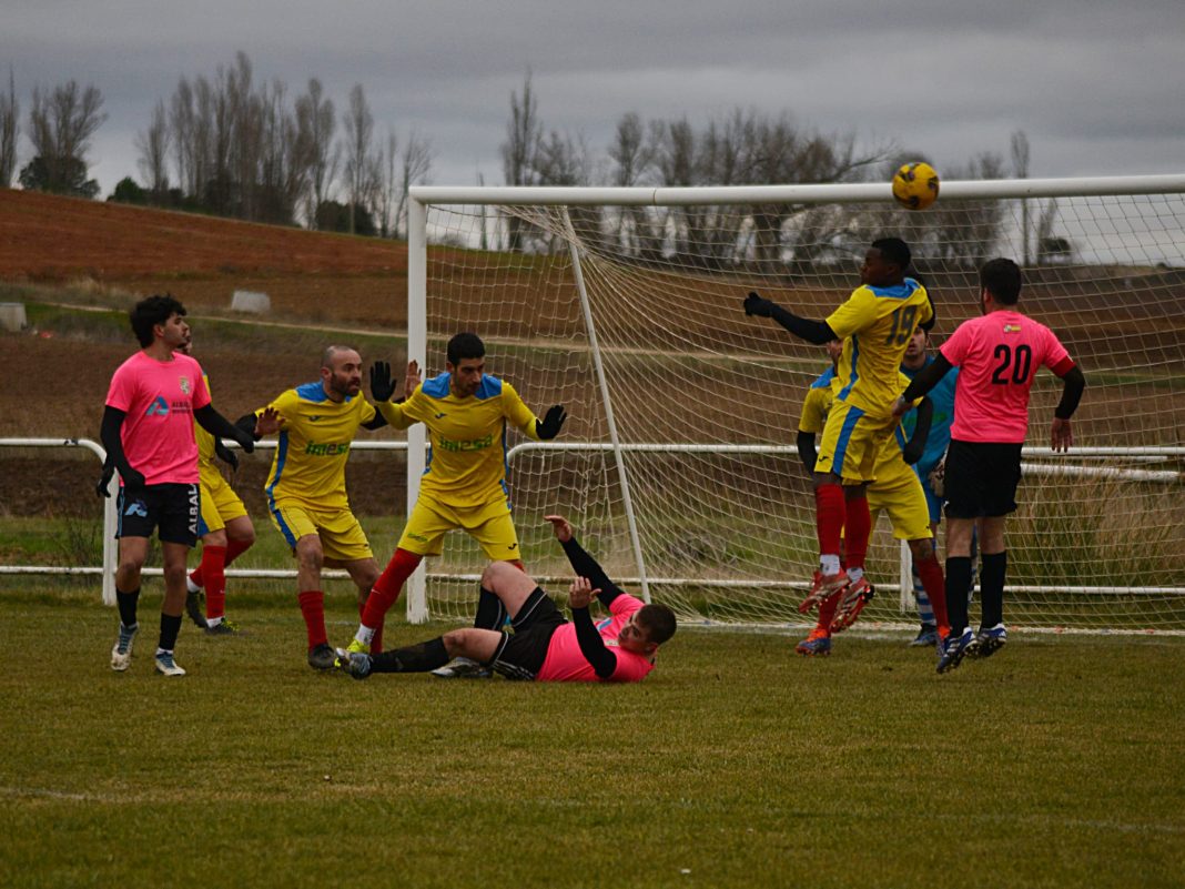 Imagen del reciente partido entre Villalba -amarillos- y Sotillo de la Ribera -rosa- disputado en El Prado. / Sotillo CF