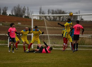 La primera fase del Trofeo Diputación se decide estas dos próximas semanas Imagen del reciente partido entre Villalba -amarillos- y Sotillo de la Ribera -rosa- disputado en El Prado. / Sotillo CF