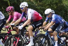 Sábado de ciclismo, fútbol, hockey línea y deporte escolar Mario Aparicio con los nuevos colores del Burgos Burpellet BH durante la disputa de la Muscat Classic este viernes. / Sprint Cycling