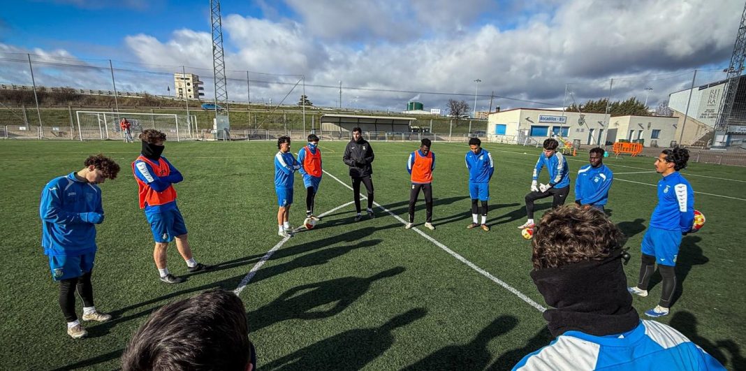 Dani Calvo charla con sus jugadores en una de las charlas de la semana en los Anexos del Juan Carlos Higuero. / Somos AFIR