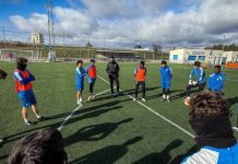 Concentrados en el triunfo Dani Calvo charla con sus jugadores en una de las charlas de la semana en los Anexos del Juan Carlos Higuero. / Somos AFIR