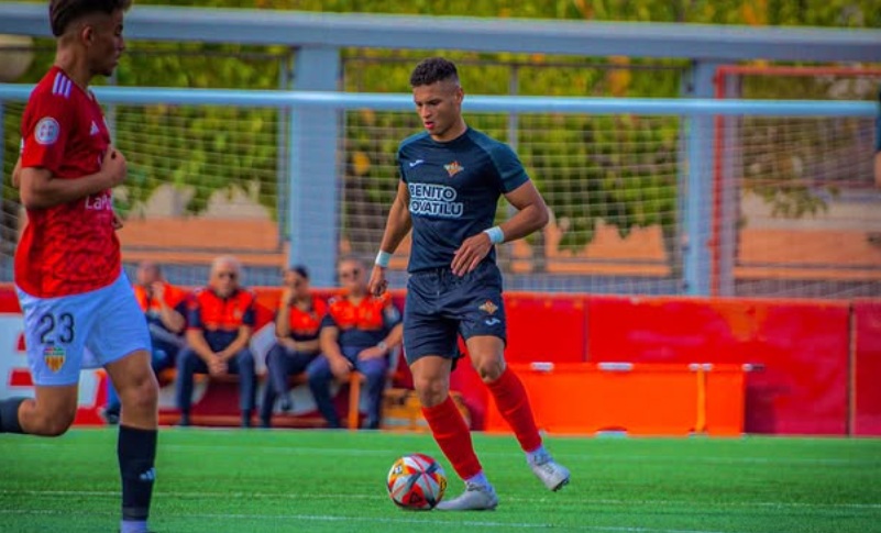 El mediocentro dominicano, Álex Jiménez durante su paso por el Tona del Grupo VI de Tercera Federación de Cataluña. / aalexjimenez_