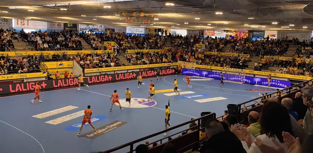 El Villa de Aranda ha sumado seis puntos ante rivales directos por la salvación junto a su afición en el Santiago Manguán. / DUERO Deporte