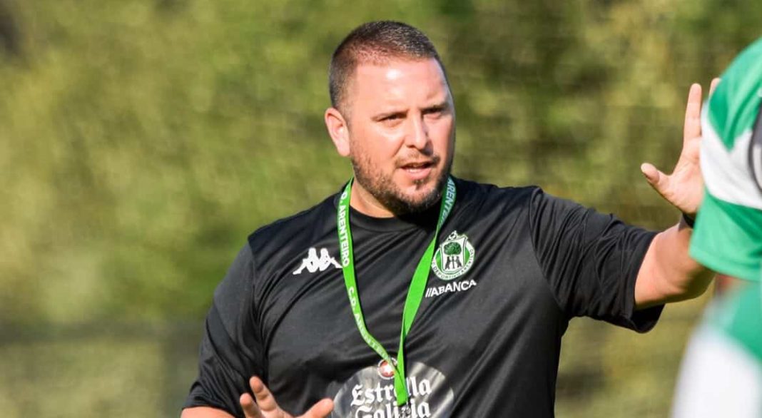 Alfredo Fernández durante su reciente etapa como segundo entrenador del Arenteiro. / Arenteiro