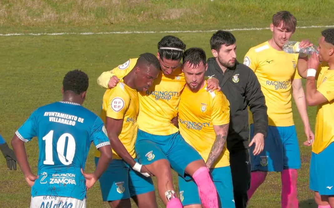 Dani Barroso fue retirado por sus compañeros del terreno de juego de Los Barreros. / El Fútbol Modesto