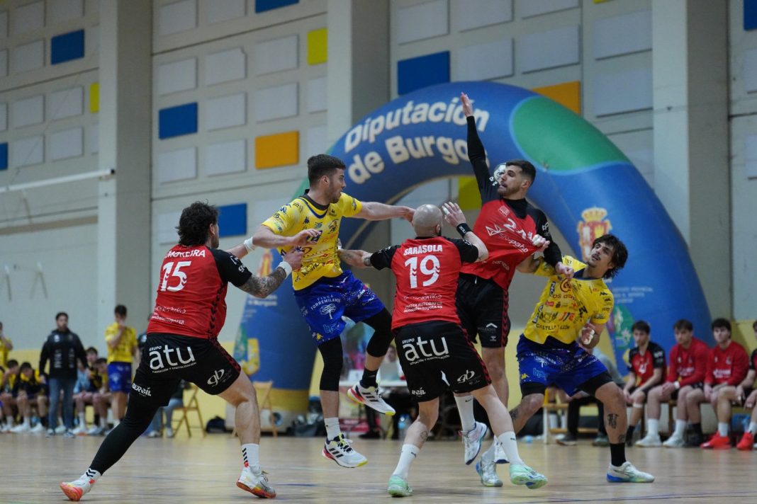 Un lance del partido en el Polideportivo de Los Nogales entre arandinos y burgaleses. / Roberto Campillo (Villa de Aranda)