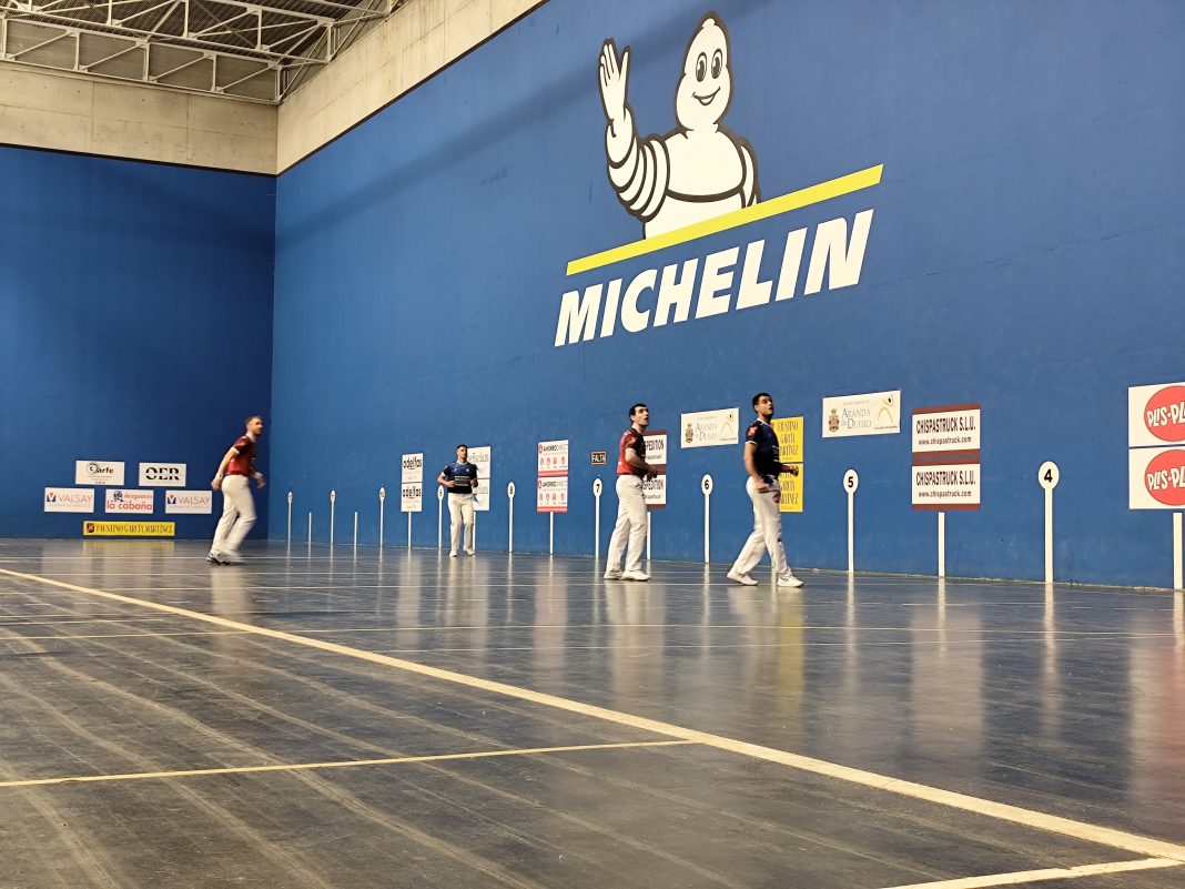 Uno de los encuentros de Parejas de la pasada temporada en el Frontón Michelin INACUA en Aranda de Duero. / DUERO Deporte