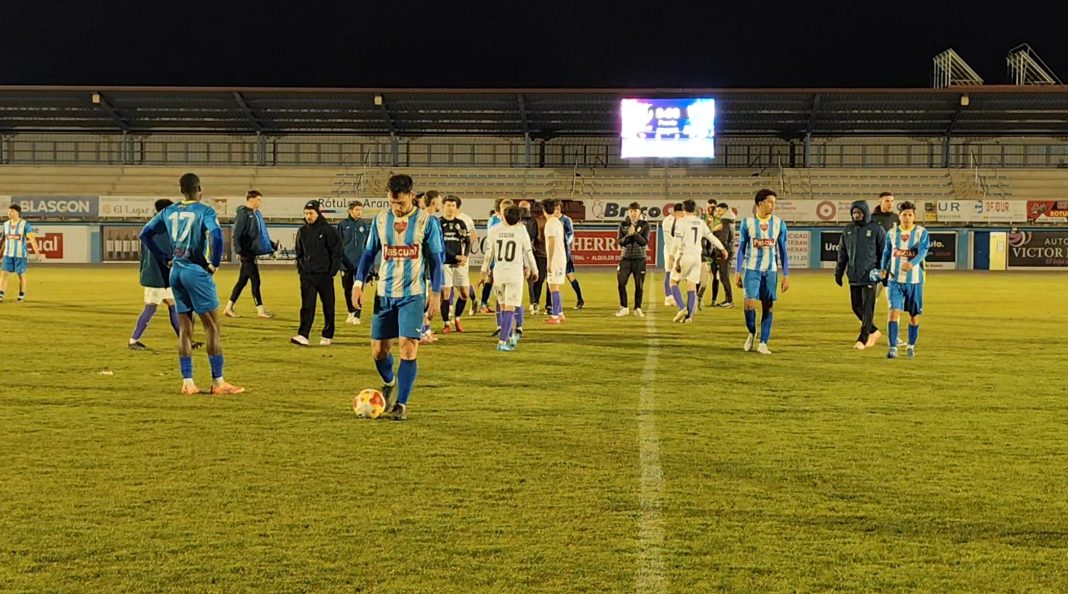 Tristeza blanquiazul tras la derrota ante el Cristo Atlético en el Juan Carlos Higuero. / DUERO Deporte