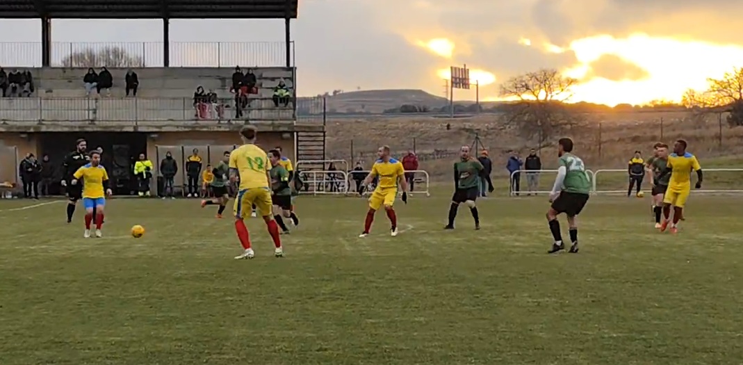 Imagen de uno de los partidos del Trofeo Diputación de la presente temporada entre Fuentespina -verde- y Villalba de Duero -amarillo- en el campo de La Olmeda de Fuentespina. / DUERO Deporte