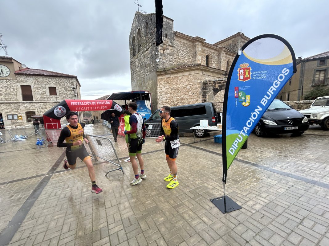Óscar Herrero (Escuela Triatlón Salamanca) durante la última posta por las calles de Fuentemolinos. / Federación de Triatlón de Castilla y León