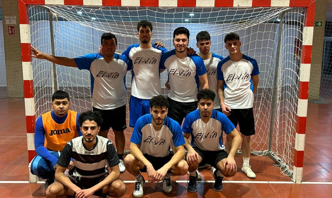 La plantilla de El Vía durante una de los partidos del campeonato. / DUERO Deporte