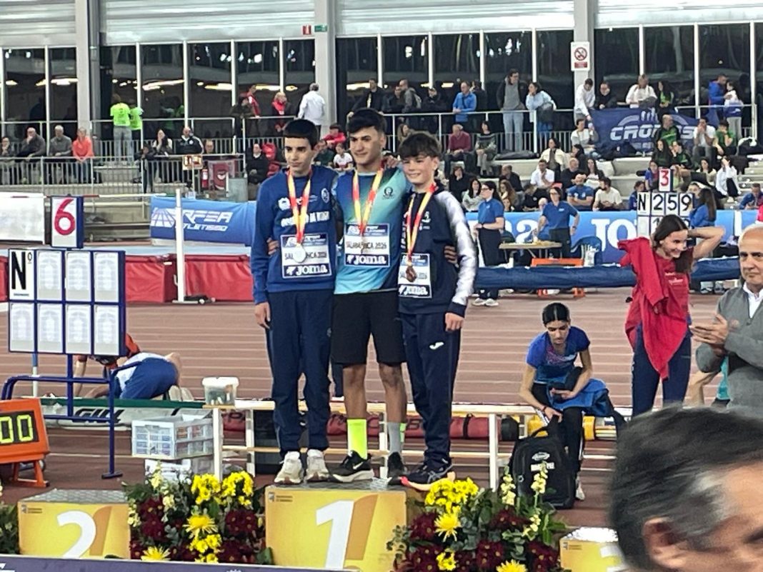 Iker Ortuño (i) en el podio de los 3.000 metros lisos del Campeonato de España de Salamanca. / DUERO Deporte