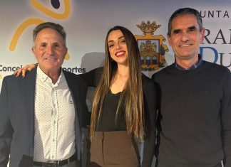 Celia Antón elegida socia de honor de la Asociación Deportiva Atletismo Ribera Celia Antón -en el centro- junto a Leocadio de Blas (i) y Melchor Gil. / Atletismo Ribera