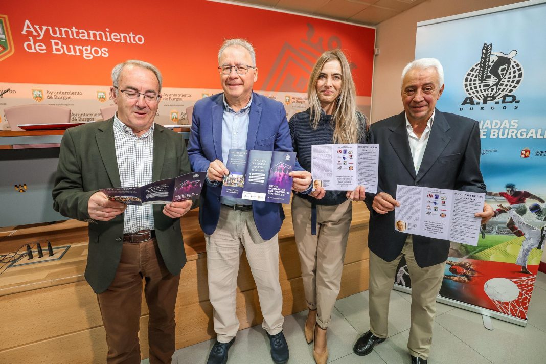 Ángel Carretón (i) Román Romero, Carolina Álvarez y Antonio Alonso (d) durante la presentación de las actividades de la APDB. / Óscar Corcuera