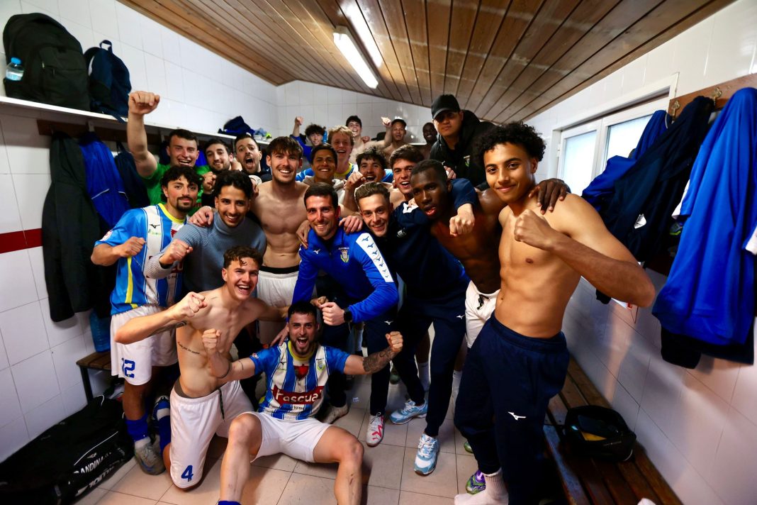 La alegría de los blanquiazules al término del encuentro. / DUERO Deporte