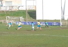 Tropiezo blanquiazul (2-0) Acción del 1-0 obra de Pereda tras el error de la zaga arandinista. / El Fútbol Modesto