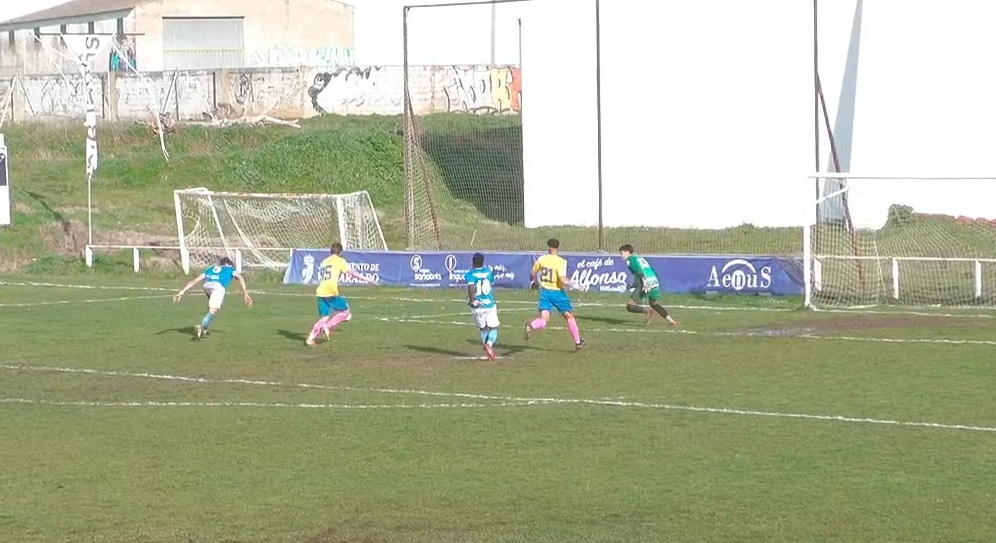 Acción del 1-0 obra de Pereda tras el error de la zaga arandinista. / El Fútbol Modesto