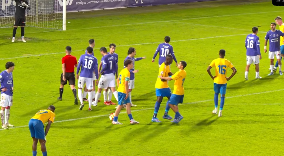 Imagen de un lance de juego entre morados y blanquiazules -de amarilo- en el partido de la 1ª vuelta en La Nueva Balastera. / Elviphotoss