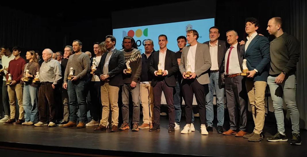 Foto de familia de los premiados y galardonados en la Gala ADOC 2026 celebrada en Aranda de Duero. / DUERO Deporte