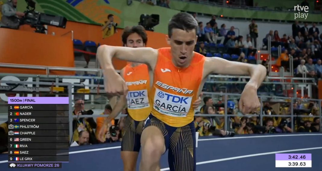 Mariano García y su tradicional celebración de Moto GP, tras proclamarse campeón del mundo de 1.500 metros en Torun (Polonia) / Teledeporte