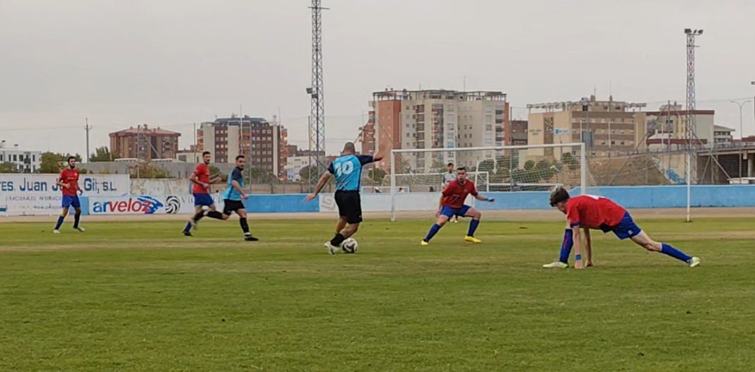 Una acción de juego del encuentro del Riber frente al Alcázar de la 1ª vuelta en el Juan Carlos Higuero. / DUERO Deporte