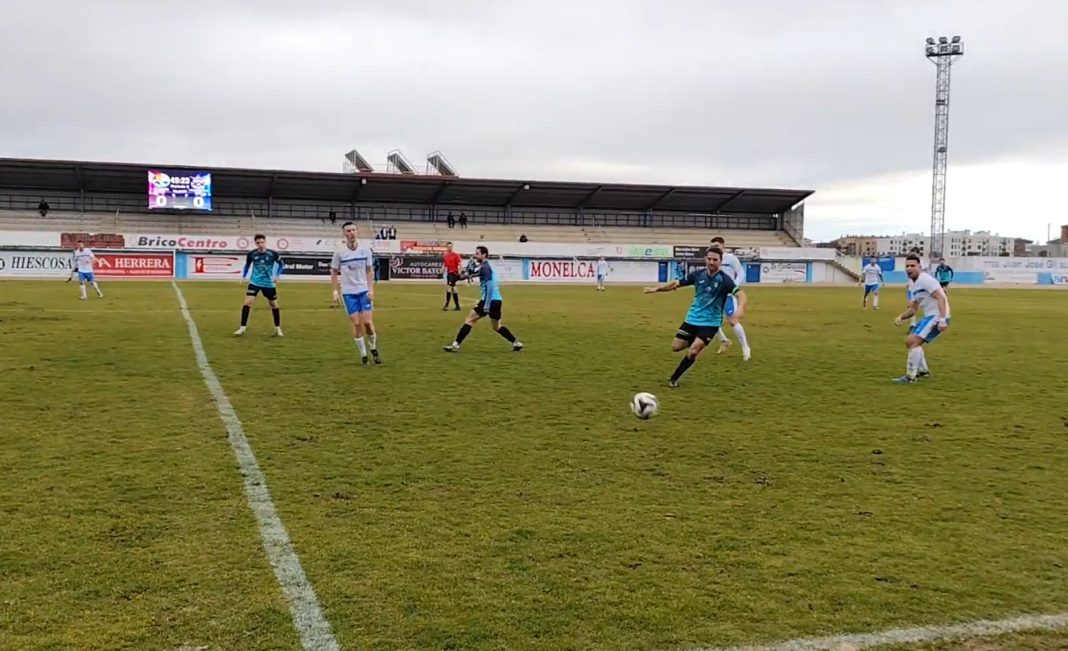 Imagen del reciente encuentro que disputaron Aranda Riber y Polideportivo Salas en el Estadio Juan Carlos Higuero. / DUERO Deporte