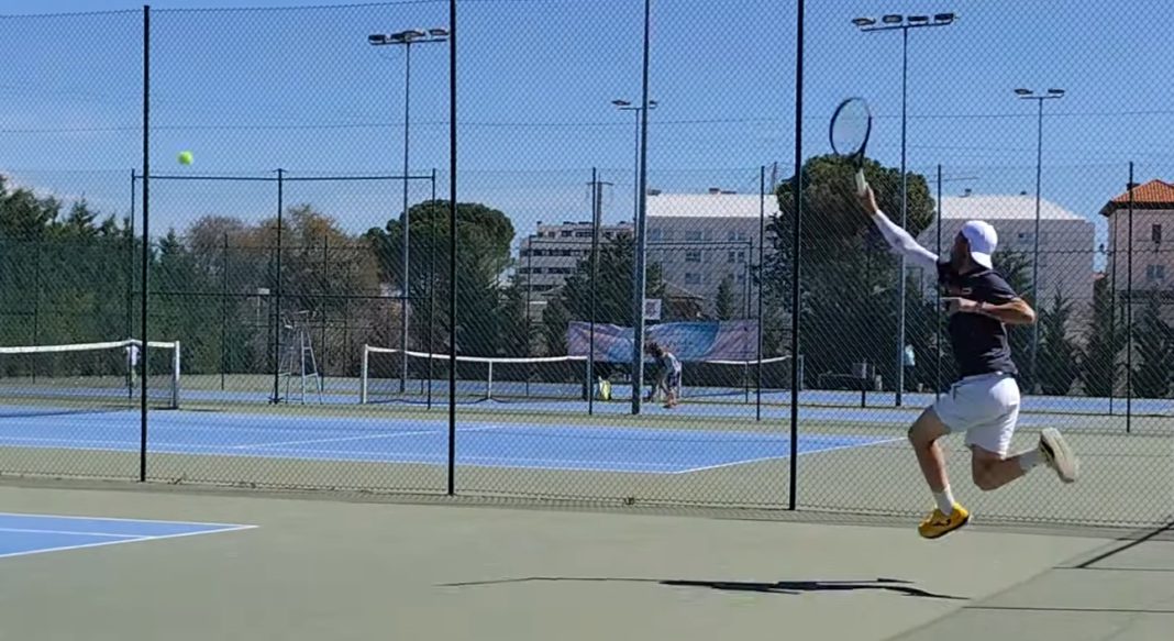 El campeón del II Open Tenis Ribera, Fran Holgueras, en plena ejecución de un golpe de derecha durante el campeonato de las Tierras del Duero. / DUERO Deporte
