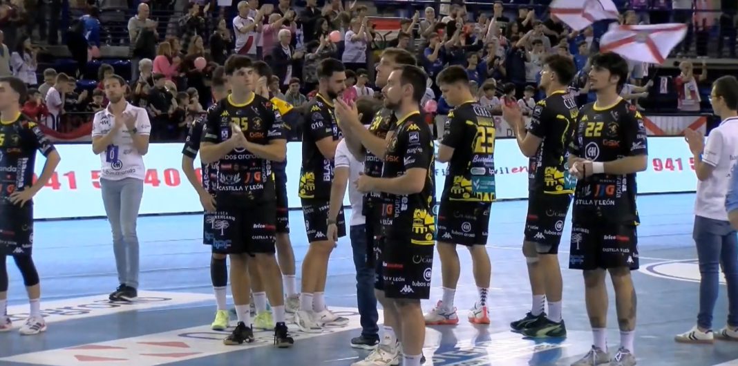 Imagen de la escuadra arandina tras la derrota en el partido de la 1ª vuelta en el Palacio de Deportes de La Rioja en Logroño. / La Liga Plus